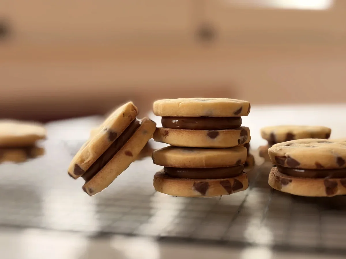 Alfajores de Intino sobre una mesa