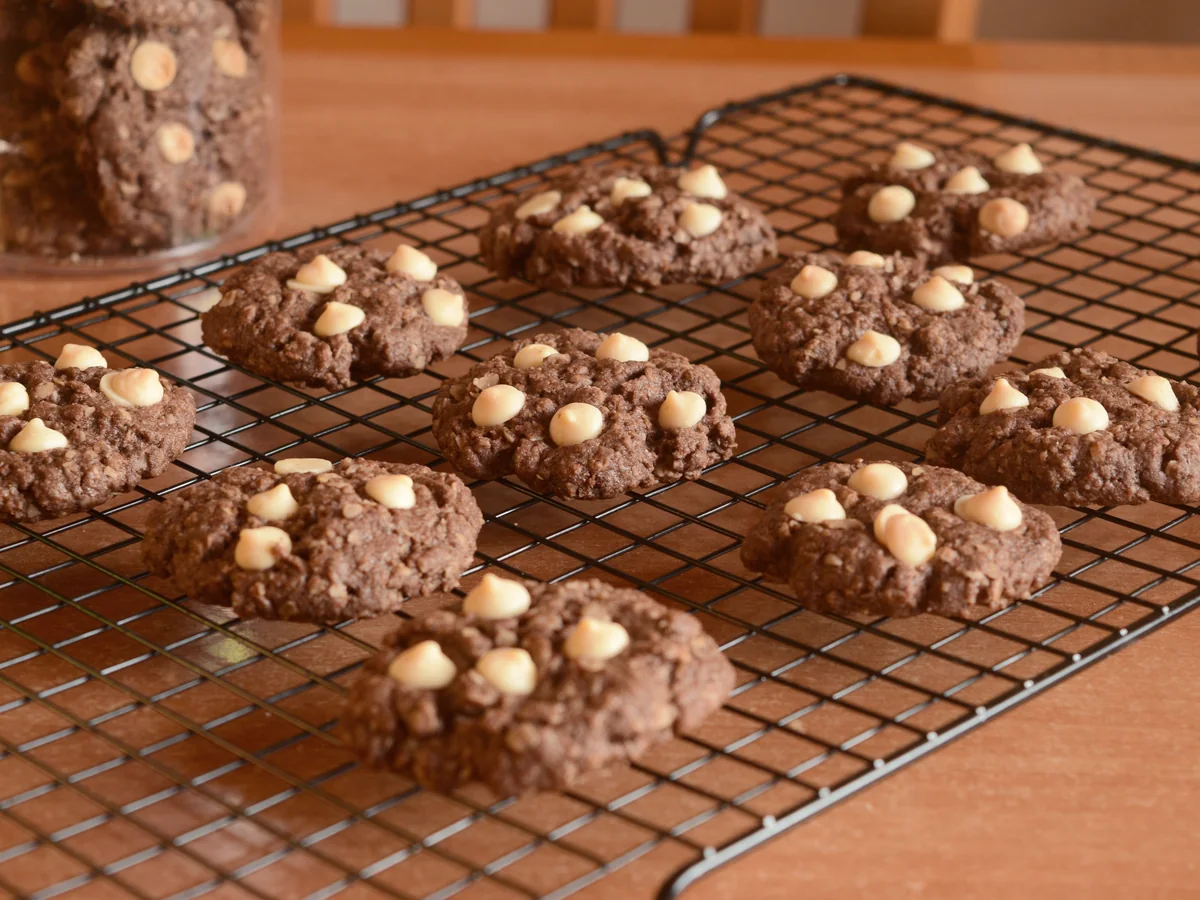Cookies de chocolate con chips blancos en una rejilla