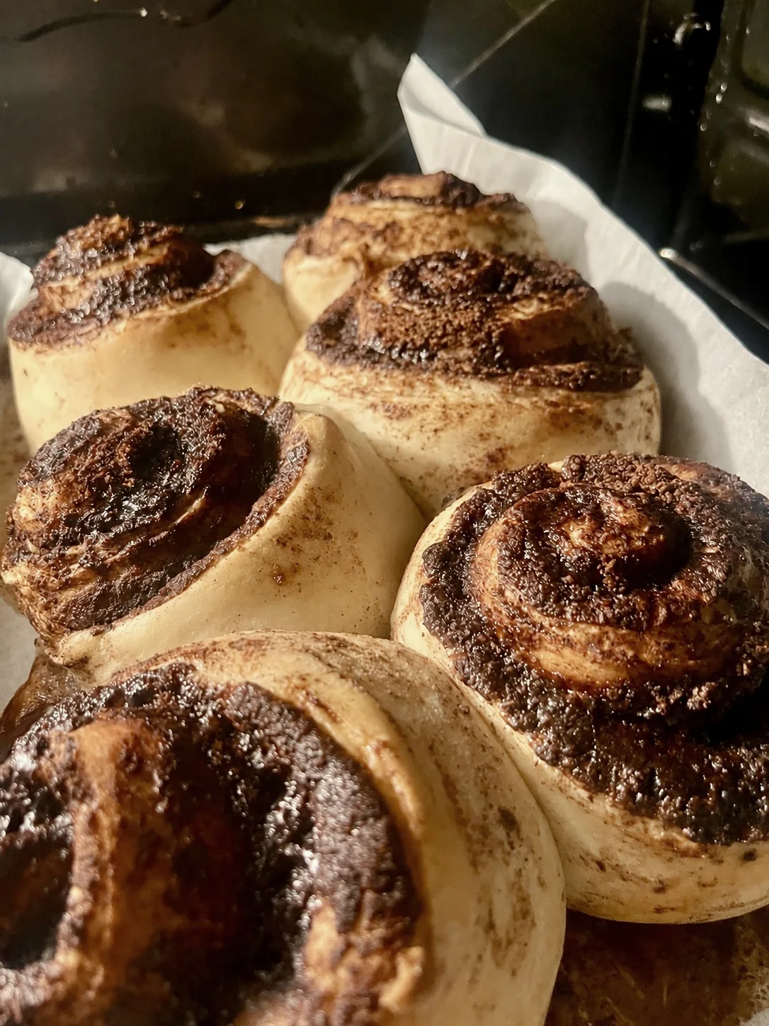 Rolls de canela y cacao recién horneados