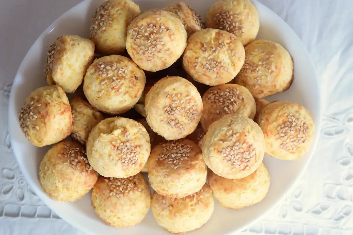 Snacks de queso y sésamo en un bowl